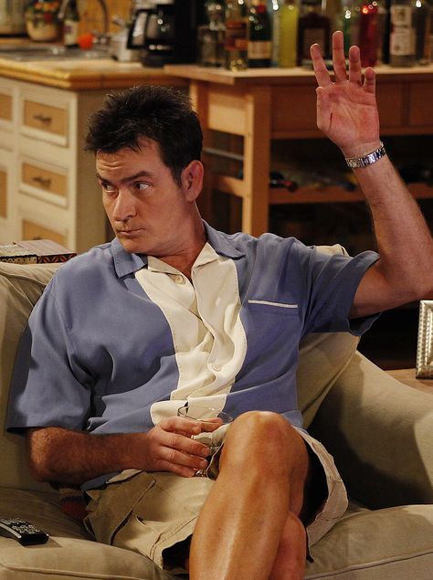 Dois Homens e Meio Two Half Men, Two And Half Men, Celebrity Shirts, Charlie Harper, Vintage Bowling Shirts, Two And A Half Men, Charlie Sheen, Half Man, Man Wallpaper