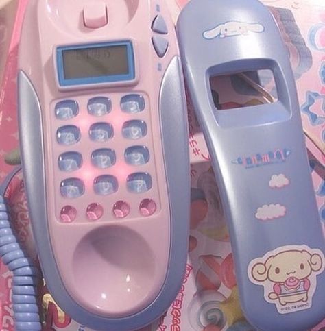 i sat next to nicolas cage and his table at a restaurant today nbd😌😌 Pastel Phone, What I Like About You, Desain Quilling, Retro Gadgets, Fotografi Editorial, 2000s Aesthetic, 90s Aesthetic, Retro Aesthetic, Purple Aesthetic