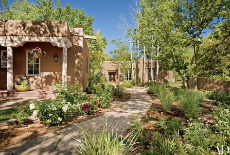 New Mexico Homes Exterior, Modern Adobe House Exterior, Topanga House, Adobe House Exterior, Modern Adobe House, Mexican Houses, Southwest Landscaping, Desert Inspo, Modern Adobe