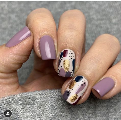 Gold Nails White, Luminary Nails Design, Nail Inspo Gold, Luminary Nails, Christmas Nail Inspo, Accent Nail Designs, Art Deco Nails, Winter And Christmas, Gelish Nails