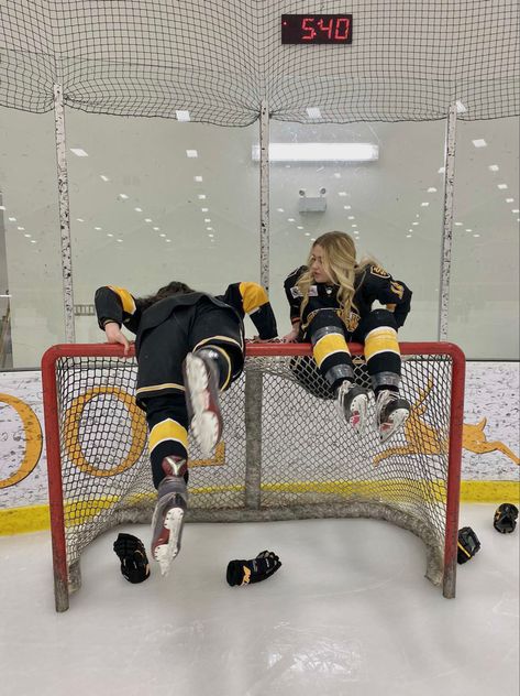 Roller Hockey Aesthetic, Ice Hockey Aesthetic, Ice Hockey Girls, Hockey Aesthetic, Hockey Girlfriend, Hockey Sweater, Hockey Boards, Hockey Pictures, Hockey Girl