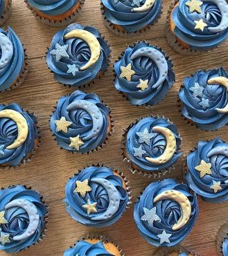 Night Sky Cupcakes, Starry Night Cakes, Starry Night Bachelorette Party, Starry Night Dinner Party, Starry Night Cupcakes, Starry Night Food Ideas, Astronomy Cake Ideas, Astronomy Birthday Party, Space Themed Cafe