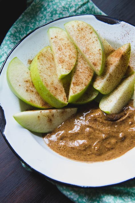 sliced apples with almond butter and cinnamon Whole 30 Snacks, Whole 30 Meal Plan, Quick Diet, Healthy Food Guide, Whole 30 Diet, Paleo Whole 30, Survival Food, Food Supply, Clean Eating Diet