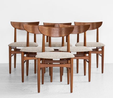 Listed on VNTG.com: Midcentury Danish set of 6 dining chairs in teak by Dyrlund, 1960s | #vntg #vintage Dinner Tables Furniture, Danish Chair, Teak Dining Table, Danish Furniture, Dining Table Chairs, Round Dining, Danish Design, Dinner Table, Dining Set