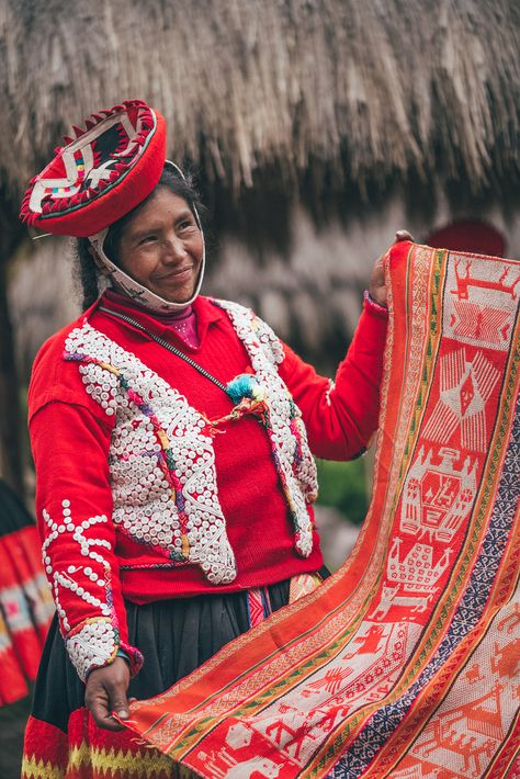 Peru Textiles, Peruvian Weaving, Peruvian Culture, Fantasy Fields, Textile Weaving, Weaving Textiles, Woman Weaving, Weaving Projects, Machu Picchu