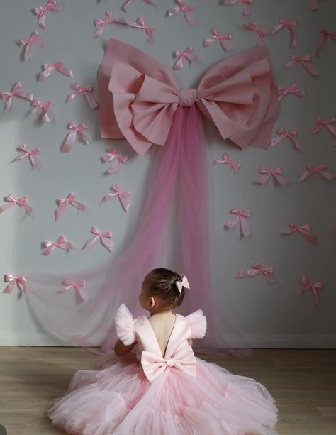 Bow Themed Birthday Party Decor, 2nd Birthday Photo Shoot Ideas Studio, Pink Bow Party Decorations, Bow Birthday Decor, Bows Photoshoot, 1 St Birthday Decoration Ideas, Pink Christmas Photoshoot, Toddler Birthday Photoshoot, Bow Photoshoot