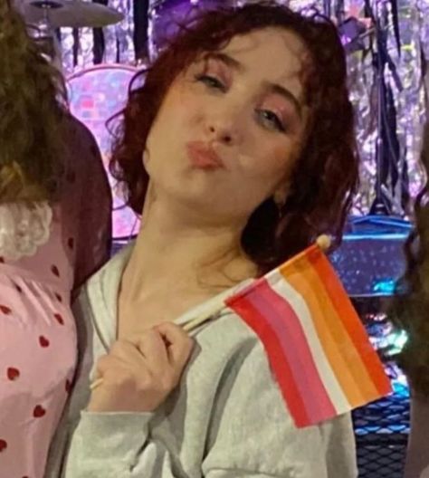 chappell roan with a lesbian pride flag during a m&g in 2023. Chappell Roan Pfp Lesbian Flag, Chappell Roan Pride Flag, Chapelle Roan Icon, Chappell Roan Lesbian Flag, Chappel Roan Pfp, Chappell Roan Hot To Go, Chappell Roan Icons, Chappell Roan Pfp, Mother Mother Band