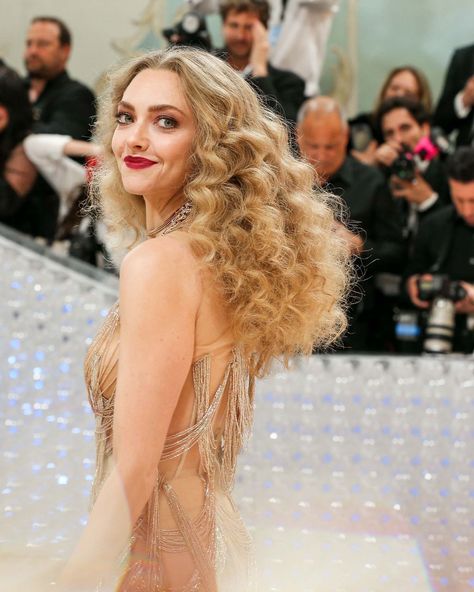 Amanda Seyfried Hair, A Line Of Beauty, Art Costume, Costume Institute, Manhattan New York, Amanda Seyfried, Metropolitan Museum Of Art, Metropolitan Museum, Red Carpet