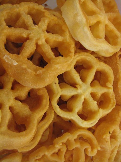 chinese pretzels Chinese Pretzel Recipe, Chinese Cookies Recipe, Manapua Recipe, Rosette Cookies, Hawaiian Desserts, Homemade Chinese, Rose Cookies, Hawaiian Dishes, Hawaii Food