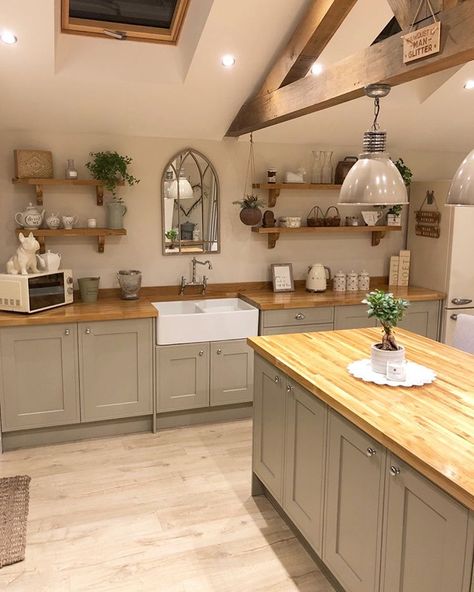 British Country Kitchen, Farrow And Ball Kitchen, Kitchen Interior Modern, Green Kitchen Designs, Wooden Worktops, Grey Kitchen Designs, Open Plan Kitchen Living Room, Kitchen Cabinet Styles, Diy Kitchen Storage