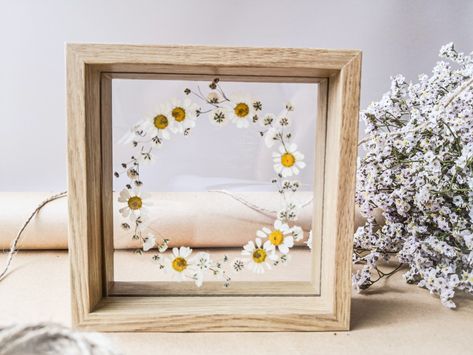 Pressed Daisy Art, Daisy Flower Frame, Pressed Flower Art Picture Frames, Dried Flowers Frame, Pressed Flowers Diy, Pressed Flowers Frame, Dried Flowers Diy, Flower Factory, Flower Picture Frames