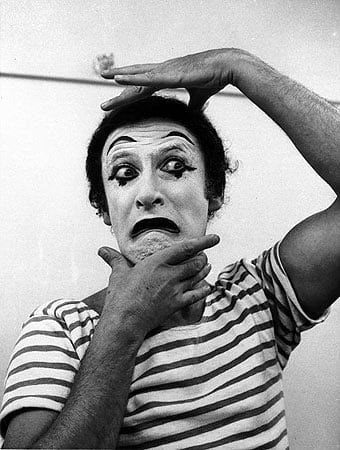 Marcel Marceau the Mime. He was a French actor and mime who's most famous for his stage persona as "Bip the Clown". He referred to mime as the "art of silence", and he performed professionally worldwide for over 60 years. Mime Poses, French Mime, Marcel Marceau, Mime Artist, Art Of Silence, Batman Redesign, Mime Makeup, Pierrot Clown, Star Francaise