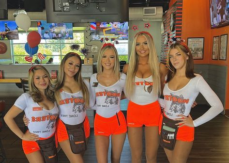 Hooters Waitress, Waitress Uniform, Sport Girl, Chicken Wings, Pretty Things, Pin Up, Beer, Germany, Chicken