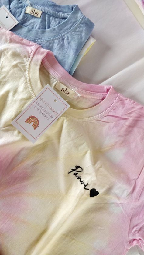 Embroidery On Tie Dye, Embroidered Tshirts, Tie Dye Clothes, Summer Loungewear, Embroidered Tie, Basic Embroidery, Basic Embroidery Stitches, Dye Shirt, Tie Dye T Shirts