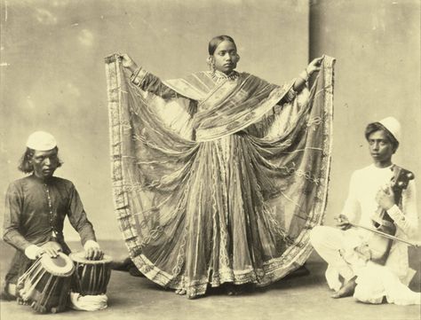 Shepherd & Robertson. Nautch girl with two musicians (1880s). Indian Photos, Arte Yoga, Indian Classical Music, Vintage India, Indian Painting, South Asia, India Art, Vintage Photographs, Classical Music