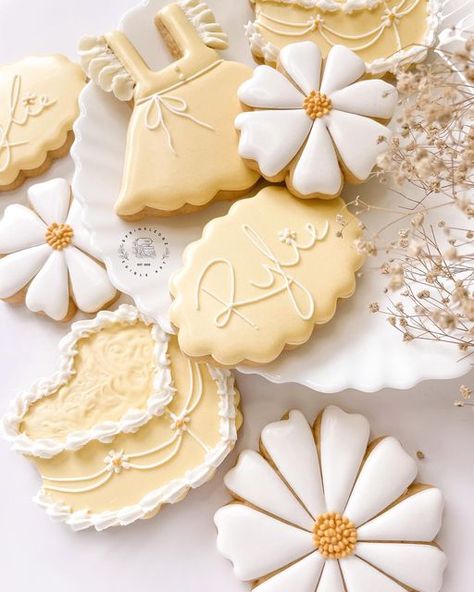 Belize Food, Flower Sugar Cookies, Daisy Baby Shower, Bakers Gonna Bake, Baby Shower Yellow, Spring Cookies, Yellow Baby, Flower Cookies, Baby Shower Cookies