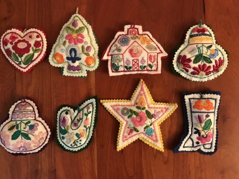 Embroidered Christmas Ornaments, Christmas Fair Ideas, Diy Felt Christmas Ornaments, Needlework Christmas, Heirloom Ornaments, Embroidered Felt, Felt Christmas Decorations, Wool Embroidery, Fabric Ornaments