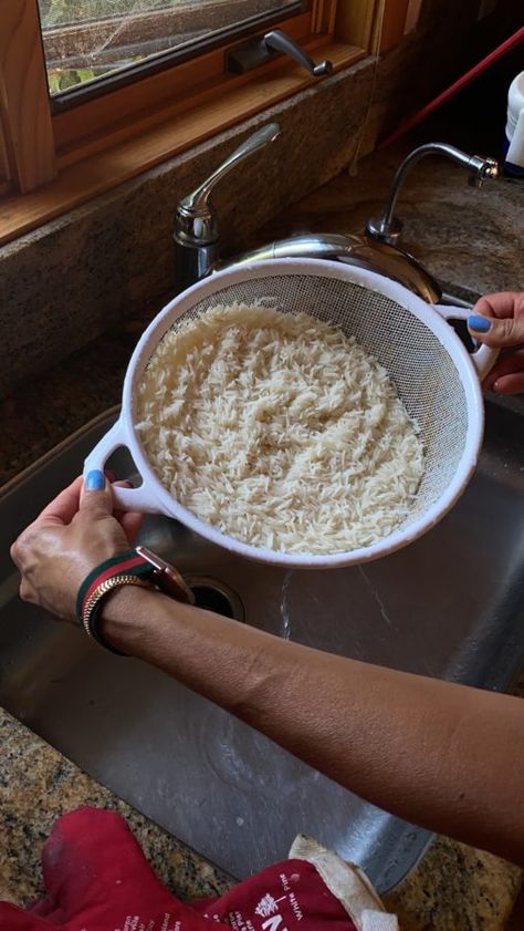 Parboiled Rice in Strainer Food Iranian, Rice Recipes Side, Persian Food Iranian Cuisine, Ribs In Oven, Iranian Cuisine, Parboiled Rice, Cooking Rice, Persian Cuisine, How To Cook Rice