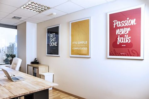 Quadros coloridos na parede em sequência Gray Interior Doors, Office Graphics, Bright Office, Photowall Ideas, Agency Office, Startup Office, Office Wall Design, Office Poster, Office Space Design