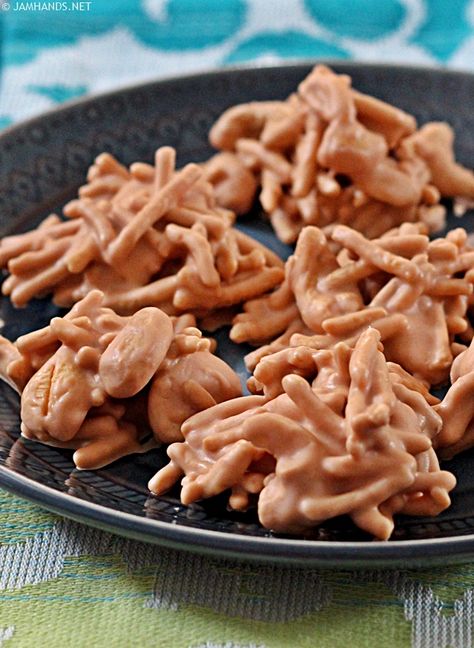 Butterscotch Cashew Haystacks Cashew Haystacks, Butterscotch Haystacks, Christmas Eyeshadow Looks, Haystacks Recipe, Tailgate Snacks, Christmas Eyeshadow, Shortening, No Bake Treats, Family Recipes