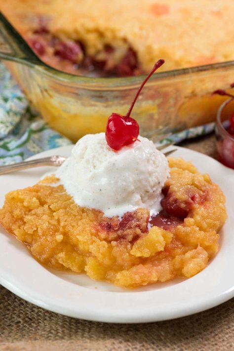 Pineapple Upside Down Dump Cake - This EASY pineapple upside down cake recipe has only 4 ingredients!! Simply dump the recipes into the pan and bake. Pineapple Upside Down Dump Cake, Pineapple Dump Cake, Peach Dump Cake, Dump Cake Recipe, Nursing Cake, Crazy For Crust, Inside Cake, Pineapple Upside Down Cake, Pineapple Upside