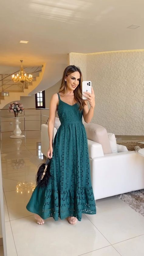 Um sonho de vestido!💚 | Instagram Outfits Vestidos Largos, Suits For Women Professional, Floral Casual Dress, Formal Suits For Women, Conservative Fashion, Butterfly Sleeve Dress, Dressy Casual Outfits, Floral Dress Casual, Glamour Dress