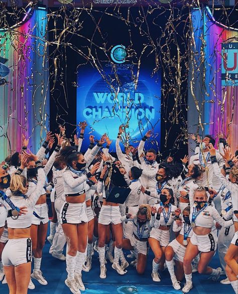 Cheer Tops, Cheer Team Pictures, Kids Cheering, Cheer Photography, Cheerleading Photos, Dancer Lifestyle, Cute Cheer Pictures, Cheers Photo, Cheer Athletics