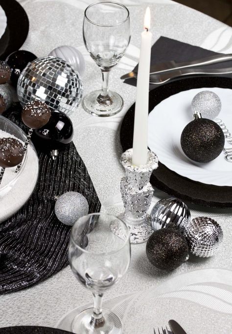 Silver And Black New Years Eve Party, Black And Silver New Years Decorations, Black And Silver Tablescape, Black And Silver Christmas Table, Black And Silver Table Setting, Black And Silver Christmas Decor, Black And White Christmas Table, New Years Table Decor, Silver Table Setting