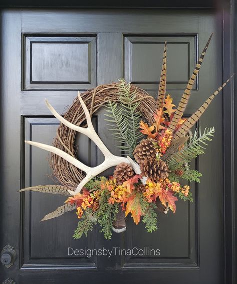 Wreath With Pheasant Feathers, Deer Antler Wreath, Hunting Wreath, Rope Wreath Diy, Western Wreaths, Deer Antler Crafts, Antler Wreath, Antler Ideas, Cowboys Wreath