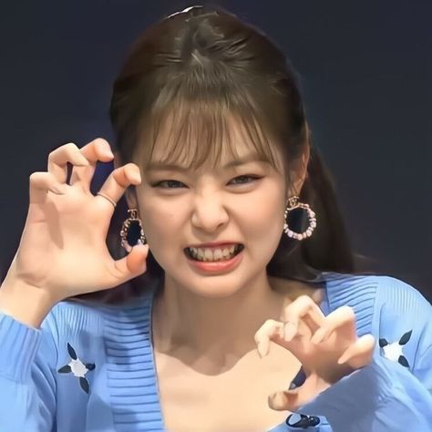 #Blackpink #Jennie #Twitter #Blue #Angry #cute #bangs Jennie Angry, Angry Cute, Cute Bangs, Blackpink Jennie, Bangs, Twitter, Blue