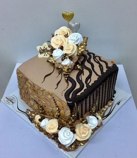 Normal Cake Design For Birthday, Chocolate Square Cake Decorating Ideas, Normal Cake Design, Square Cake Decorating, Square Cake Decorating Ideas, Cake Design For Birthday, Normal Cake, Cursed Cakes, Bee Birthday Cake