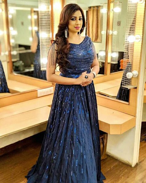 Shreya ghoshal HD pic Blue Lehenga Makeup Looks, Reception Lehanga, Plus Size Ball Dresses, Organza Gown Designs, Bollywood Singers, Bossy Quotes, Shreya Ghoshal, Gown Party Wear, Long Gown Design