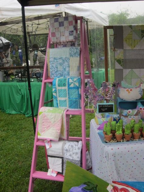 Craft Show Blanket Display Ideas, Blanket Display Ideas, Crochet Booth, Selling Quilts, Displaying Quilts, Craft Fair Table, Farmers Market Display, Craft Show Booths, Festival Booth