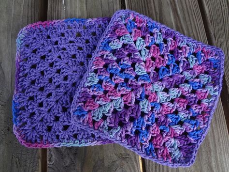 Fiber Flux: Free Crochet Pattern...Granny Berry Dishcloths! Granny Square Dishcloth, Crochet Dish Cloth Free Pattern, Crochet Granny Squares Patterns, Dishcloth Patterns Free, Crochet Coasters Free Pattern, Kitchen Crochet, Dishcloth Crochet Pattern, Crochet Dishcloth, Coat Blouse