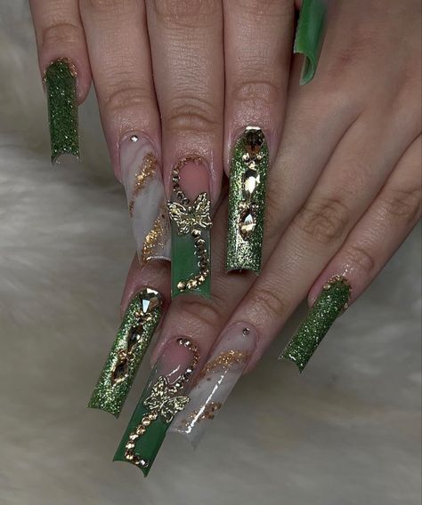 Green And Gold Long Nails, Long Green Nail Designs, Emerald And Gold Quince, Long Dark Green Nails, Nail Ideas Green And Gold, Funky Green Nails, Birthday Nails Green, Dark Green Acrylic Nails Designs, Green Bling Nails