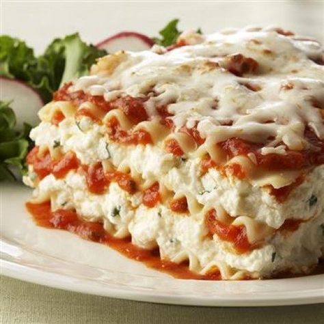 Cheese Lasagna Recipe, Meaty Lasagna, Lasagna Recipe With Ricotta, Makanan Italia, Easy Lasagna Recipe, Cheese Lasagna, Classic Lasagna, Lasagna Recipe, Ravioli