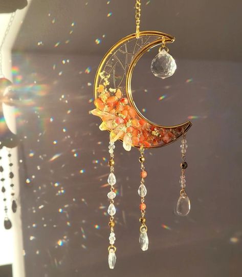 Diy Suncatchers Crystals, Sea Glass Sun Catcher, Crystal Suncatchers Diy, Suncatcher Diy, Dekor Diy, Diy Wind Chimes, Crystal Suncatcher, Room Deco, Crystal Crafts