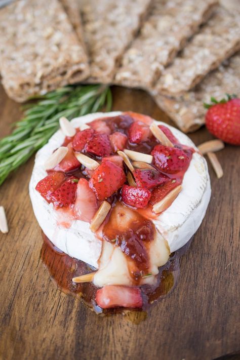 Baked brie with strawberries and rosemary is an easy and impressive dish to serve when entertaining. Creamy brie pairs perfectly with sweet strawberries and fresh rosemary served on top of a delicious, crunchy multigrain crispbread. What is better than warm melted cheese? Strawberry Brie, Strawberry Appetizers, Creamy Brie, Salty Sweet Snacks, Awesome Appetizers, Baking Breakfast, Berry Recipes, Delicious Appetizer Recipes, Finger Foods Easy