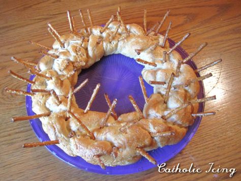 Make a crown of thorns out of bread. Click for full directions. Great for Ash Wednesday or Good Friday. Catholic Icing, Catholic Feast Days, Christ Centered Easter, Make A Crown, Holy Thursday, Lent Recipes, Catholic Crafts, Resurrection Sunday, Ash Wednesday