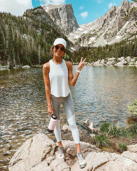 Wander Outfit, Camping Outfits For Women, Cute Hiking Outfit, Mountain Outfit, Hiking Outfit Women, Body Acne, Summer Hiking Outfit, Cute Workout Outfits, Fashion Blogger Style