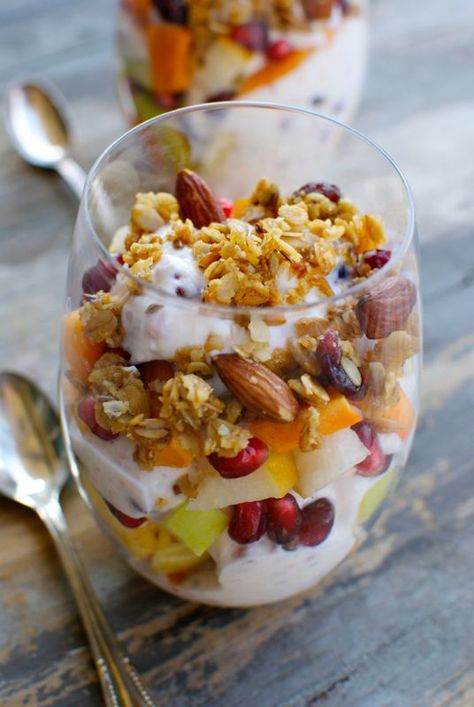 Cranberry Yogurt, Yogurt Parfait Recipe, Fruit And Yogurt Parfait, Fruit And Yogurt, Yogurt Granola, Yogurt Parfaits, Fruit Parfait, Parfait Recipes, Dessert Aux Fruits