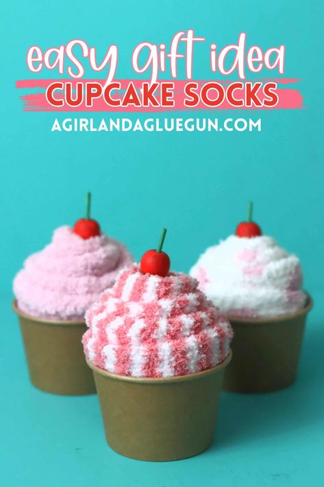 If you need a cute gift idea that is so easy to make- Check out this Sock Cupcake Tutorial! It makes a great present for any holiday! This is a perfect gift idea for a big group! Think birthday present for the girls at church, a teacher appreciation gift, or hand it out as a cute party favor. Or make them as a perfect Valentine to give to your friends! You can even make them as Christmas gifts! Cupcake Socks How To Make, Sock Party, Cupcake Socks, Sock Cupcakes, Cupcake Supplies, Socks Party, Cute Bakery, Cupcake Tutorial, Diy Sewing Gifts