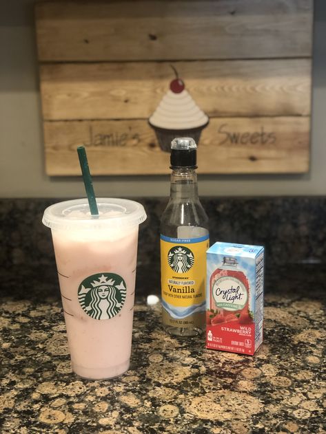 Sugar Free Chocolate Mousse, Pink Drink Starbucks, Keto Starbucks, Pink Drink Recipes, Drink Starbucks, Starbucks Strawberry, Flavored Water Recipes, Sugar Free Drinks, Healthy Starbucks Drinks