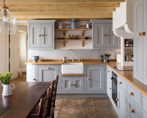 Colonial Farmhouse Kitchen, Country Kitchen Diner, Kitchen Shaker Cabinets, Kitchen Shaker, Modern Country Kitchens, Oak Worktops, Colonial Farmhouse, Cosy Cottage, Farmhouse Chairs