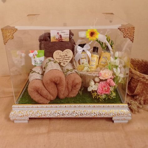 Hantaran Handuk, Diy Hantaran, Hantaran Pernikahan, Wedding Gift Hampers, Best Groomsmen Gifts, Love Earth, Trousseau Packing, Wedding Gift Pack, Creative Wedding Gifts