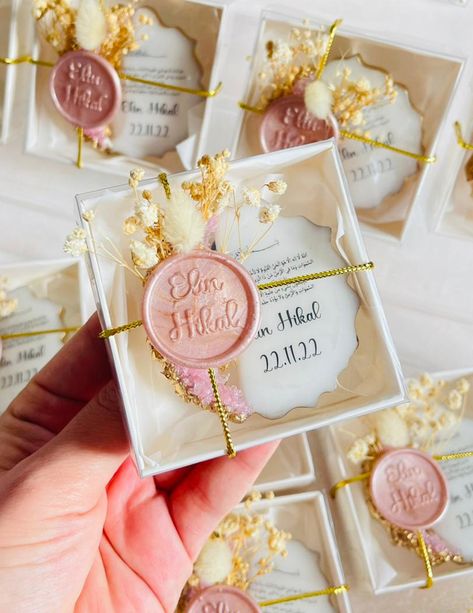 Baby Shower Giveaways, Engagement Chocolate, Diy Resin Gifts, Elegant Engagement Party, Souvenir Ideas, First Communion Favors, Bridesmaid Favors, Creative Bookmarks, Chocolate Favors