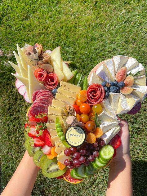 Disney Cheese Board, Disney Charcuterie Board Ideas, Disney Charcuterie Board, Mickey Mouse Charcuterie Board, Appetizer Catering, Wedding Charcuterie, Company Meeting, Disney Inspired Food, Disney Dress Up