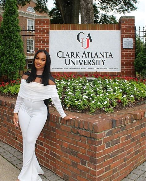 Clark Atlanta University Photoshoot, College Graduation Outfit Ideas Winter, White Graduation Dress College, Grad Fits, Graduation Outfit Ideas University, Graduation Ceremony Outfit, Graduation Clothes, Graduation Outfits For Women, Graduation Outfit College