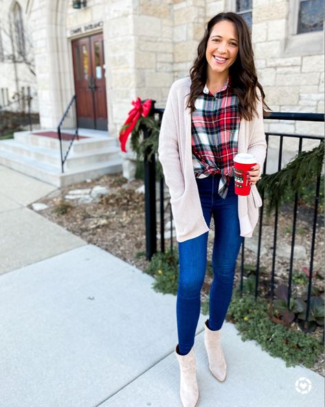 Plaid Shirt Christmas Outfit, Christmas Flannel Outfit, Green Flannel Outfit, Plaid Flannel Outfit, Old Navy Outfits, Plaid Shirt Outfits, Christmas Flannel, Flannel Outfits, Red Flannel