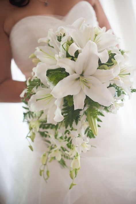 . Lily Wedding, Lily Bouquet, All White Wedding, Cascade Bouquet, White Wedding Flowers, Diy Wedding Flowers, Beautiful Flower Arrangements, White Lilies, Botanical Wedding